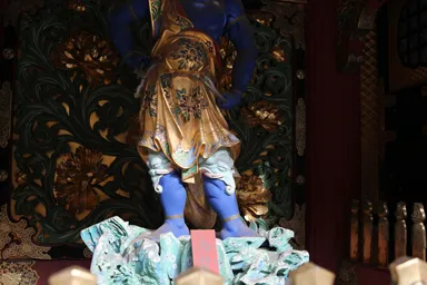 日光山輪王寺の大猷院本殿の膝に象をつけた小僧像