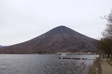 日光の紅葉の終わった男体山と中禅寺湖