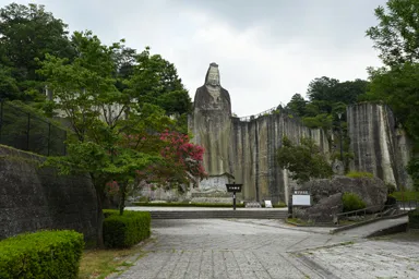 栃木の大谷寺平和観音の岩壁に岩の像