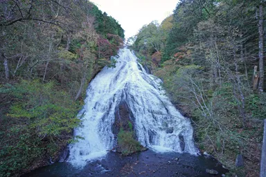 日光の湯滝の流れ落ちる水