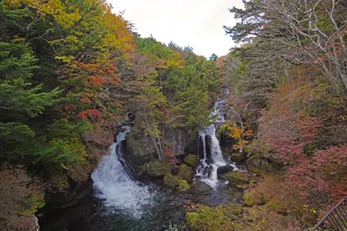 日光の竜頭ノ滝の岩と水流