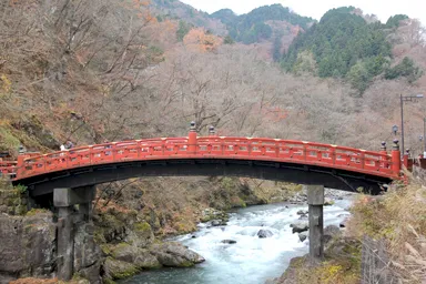 日光の神橋の赤いアーチ