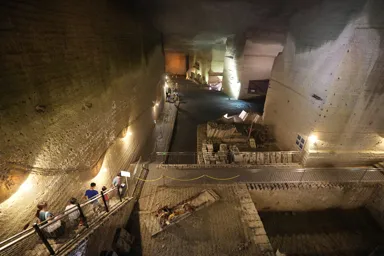 栃木の大谷石採掘場跡の地下空間