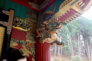 日光山輪王寺の大猷院本殿の龍のような彫刻飾り