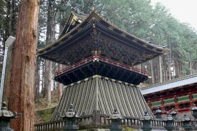 日光山輪王寺の夜叉門の前に建つ鮮やかな楼