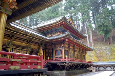 日光山輪王寺の大猷院の金の本殿