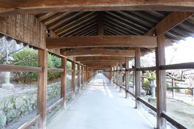 岡山の吉備津神社の長い木造の回廊