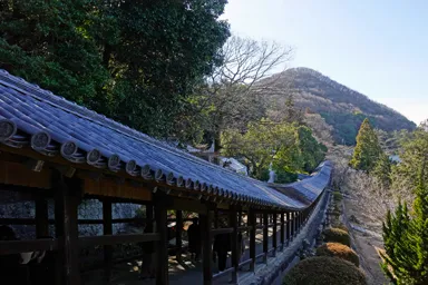 岡山の吉備津神社の屋根が長く延びる回廊