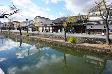 倉敷の倉敷川と古い白壁の町家