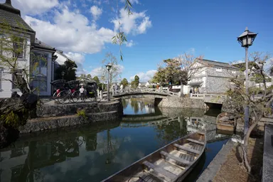 倉敷の中橋と町並みを映す倉敷川