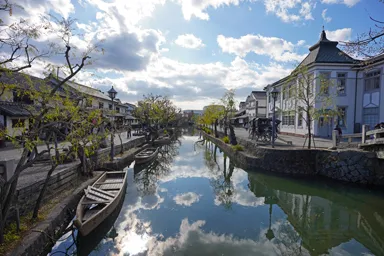 倉敷の町並みと雲を映す倉敷川
