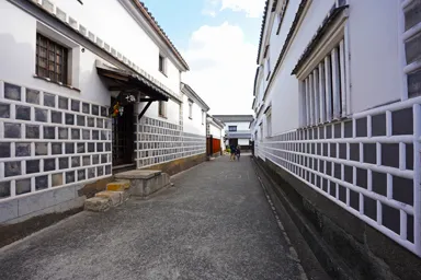 岡山の倉敷の白壁の小道