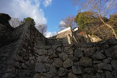 岡山の備中松山城の山に続く高い石垣