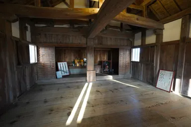 岡山の備中松山城の天守の木の床の部屋