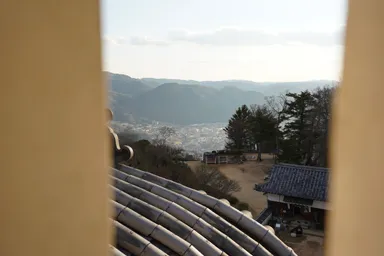 岡山の備中松山城の天守からの下界の町と山々