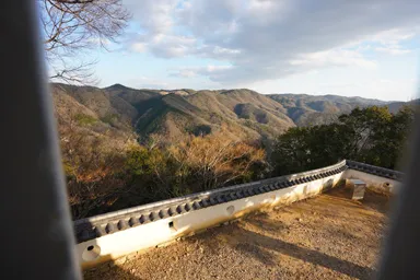 岡山の備中松山城の天守からの夕暮れに染まる山々