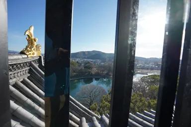 岡山城の天守からの朝日を浴びる街並み