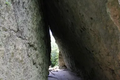 沖縄の斎場御嶽の岩が重なるトンネル