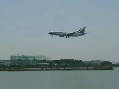 那覇空港の真横の瀬長島