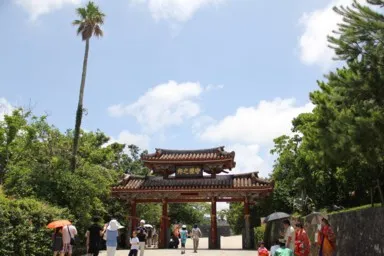 沖縄の守礼門と青い空
