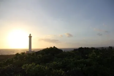 読谷村の夕暮れに染まる残波岬灯台