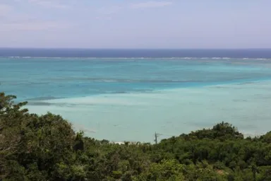 沖縄の青と水色の海の知念半島