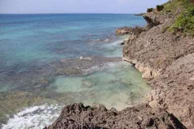 沖縄の久高島の誰も居ない青い海