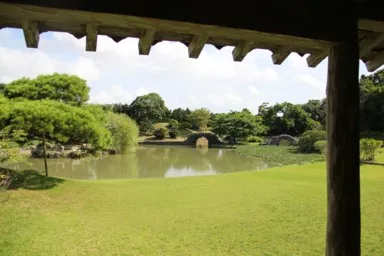 沖縄の識名園の別邸からの池と庭園