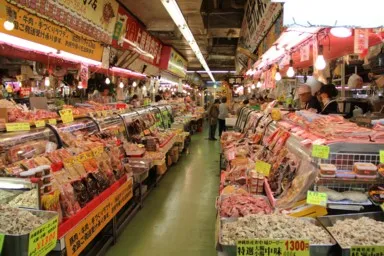 国際通りの公設市場の並ぶ店