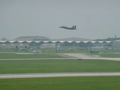 沖縄の展望台から戦闘機が飛ぶ嘉手納基地