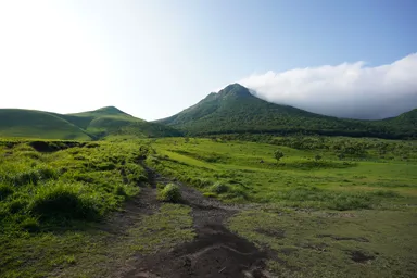 大分の湯布院の木の無い山々