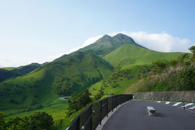 大分の湯布院の緑の草原の山の風景