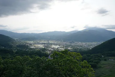 大分の湯布院の街並みと山々