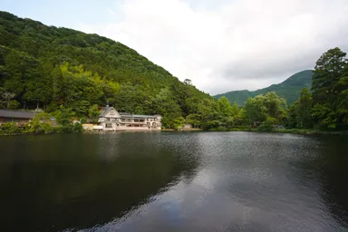 大分の湯布院の金鱗湖と風景