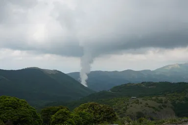 大分の煙を吐き出す九重連山