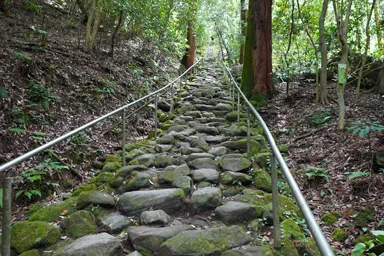 大分の熊野磨崖仏の山道の階段