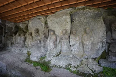 大分の臼杵石仏の仏像と岩肌