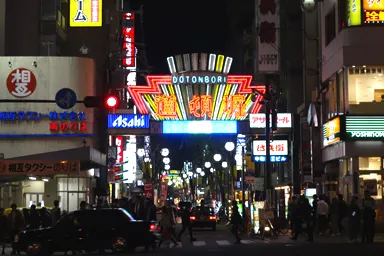 道頓堀の入り口の派手なゲート