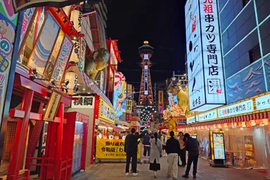 通天閣のタワーと新世界の街並み