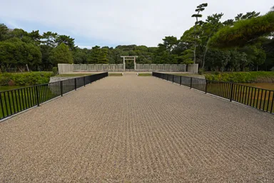 百舌鳥古墳群の前方後円墳を上空から見たような構図。