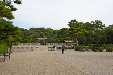 仁徳天皇陵の鳥居と参拝する人