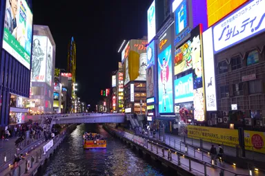 道頓堀川の船と両側のネオンの夜景