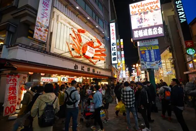 道頓堀のかに道楽の蟹の看板と道頓堀商店街