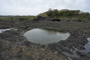 宿根木の海岸の円形の水たまりと洞窟のようなトンネル