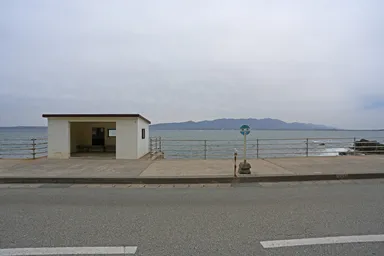 佐渡島の恋するバス停と海と山