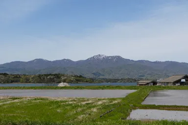 佐渡島の加茂湖と雪をかぶった山