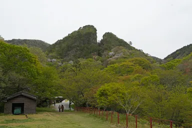 佐渡島の金山の道遊の割戸の2つに割れた山。