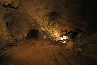 佐渡金山の道遊の割戸の直下の二手に分かれる坑道
