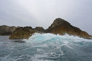 佐渡の尖閣湾の荒々しい岩と激しく打ち寄せる波