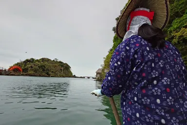 佐渡島のたらい舟にのって船頭さんが漕ぐ様子